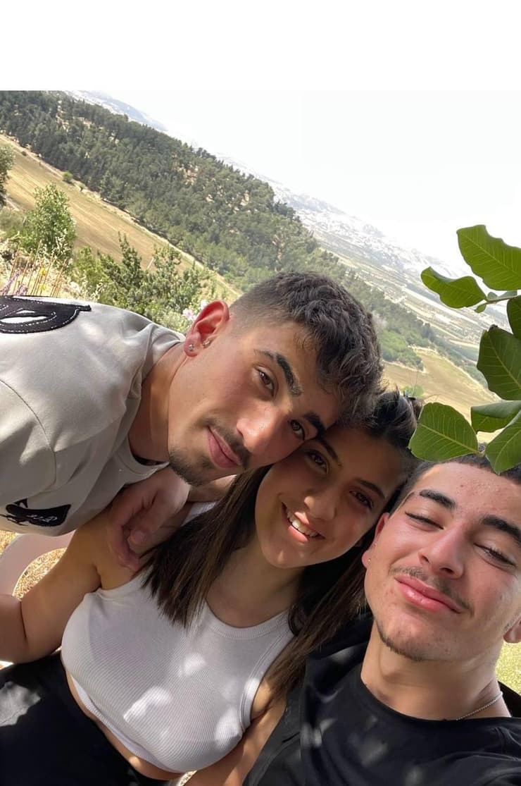 מימין - סמ”ר נווה לשם ז"ל לצד החברים הקרובים (צילום: מתוך אלבום משפחתי) מימין - סמ”ר נווה לשם ז"ל שנהרג בעזה וחבריו