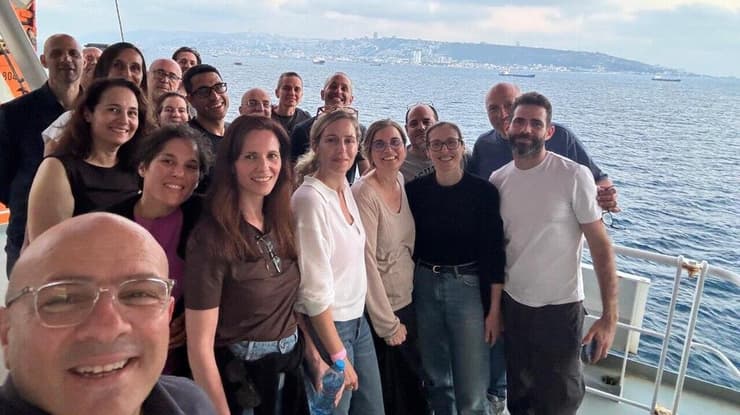 הרופאים על גבי האונייה בדרך לישראל