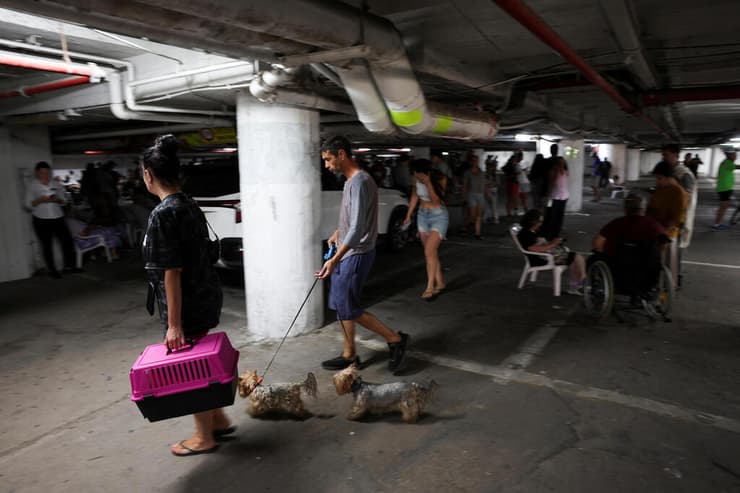 חניון בתל אביב בזמן אזעקה על ירי טילים