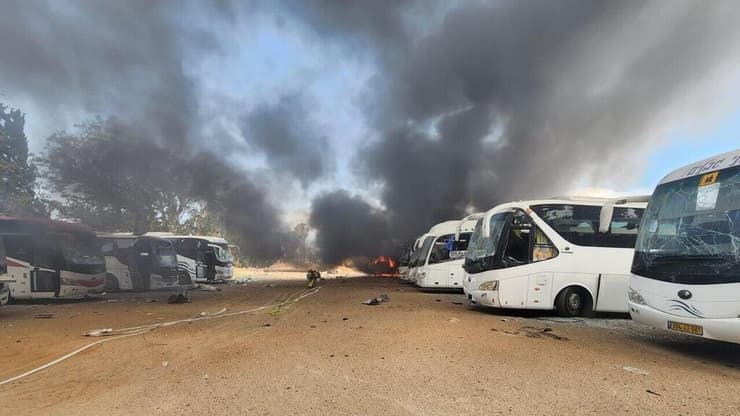 אוטובוס בוער לאחר פגיעה ישירה בחניון גליל ים, הרצליה