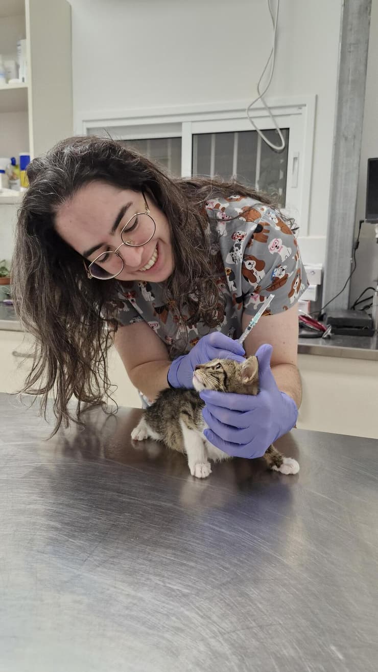 "משאירה לעצמי את האופציה לגשת ללימודי וטרינריה בעתיד". גיטלר עם אחת המטופלים (צילום: פרטי) דפנה גיטלר