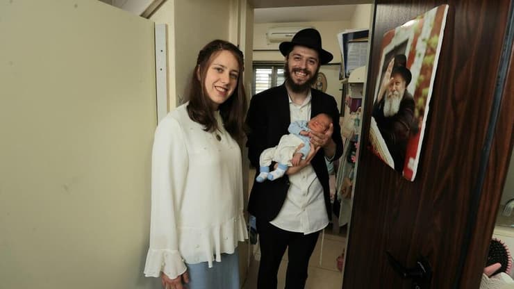 "מקור הכוח שלנו". ההורים חני ויובל עם הרך הנולד (צילום: אלעד גרשגורן) "מקור הכוח שלנו". ההורים חני ויובל עם הרך הנולד