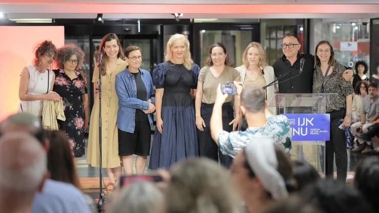 הצלמות המציגות בתערוכה "20 20: עדשה משלה" בערב הפתיחה באנו מוזיאון העם היהודי (צילום: עוז שכטר) הצלמות המציגות בתערוכה "20 20: עדשה משלה" בערב הפתיחה באנו מוזיאון העם היהודי
