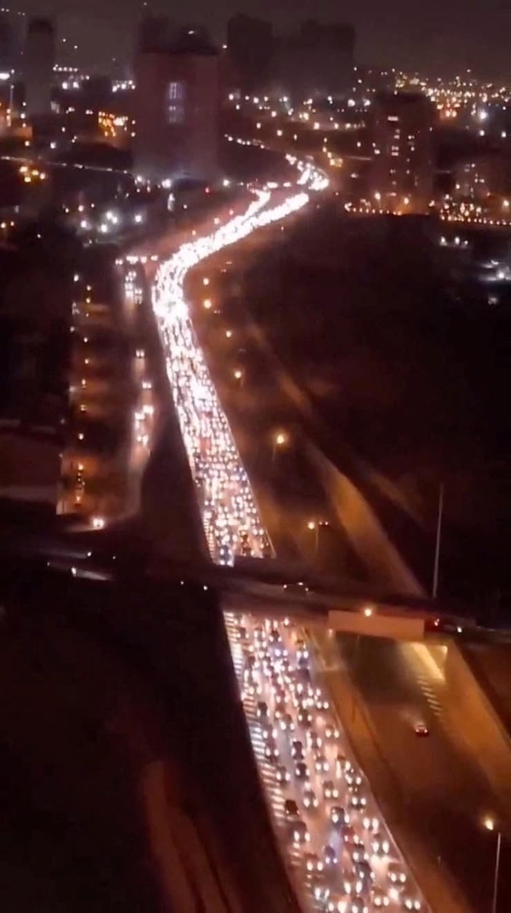 פקקים בטהרן (צילום: Social Media/via REUTERS) פקקים בטהרן