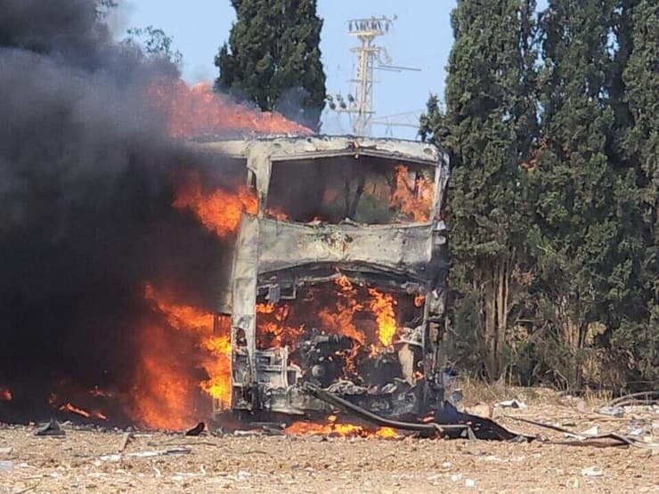 אוטובוס בוער לאחר פגיעה ישירה בחניון ליד בית העלמין גליל ים, הרצליה
