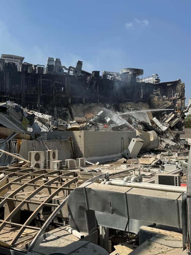 מחקרים רבים נפגעו או נעצרו בעקבות פגיעת הטיל האיראני במכון ויצמן למדע שברחובות (צילום: פרופ' אלדד צחור) מכון ויצמן למדע לאחר פגיעת הטיל האיראני