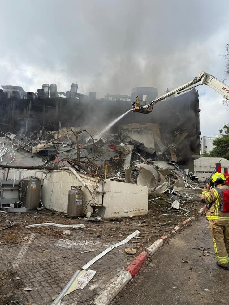 פרופ' שלוש: "רוב הדגימות ניצלו". מכבי אש בזירת האירוע במכון ויצמן (צילום: פרופ' אלדד צחור) מכון ויצמן למדע לאחר פגיעת הטיל האיראני