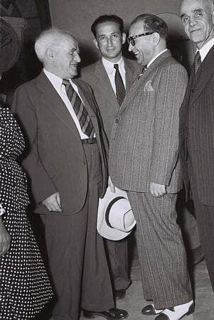 ראש הממשלה דוד בן גוריון (משמאל) משוחח עם רזא ספינה (Saffina), הנציג האיראני המיוחד בישראל, במסיבה שארגנו האיראנים, יוני 1950