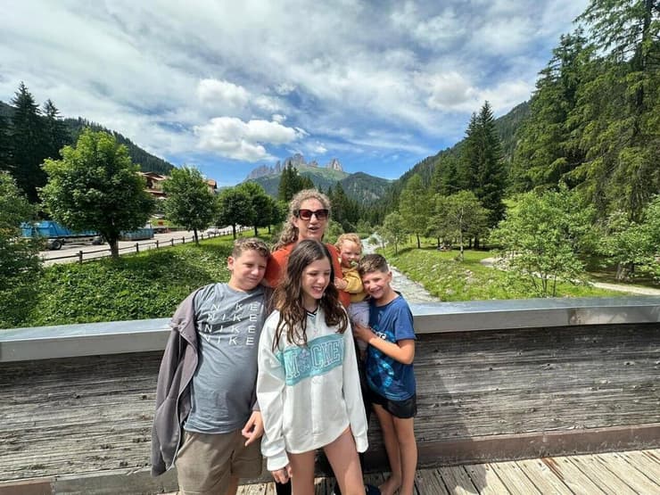 משפחת חיימי ללא אבא טל, יוני השנה אלה חיימי והילדים