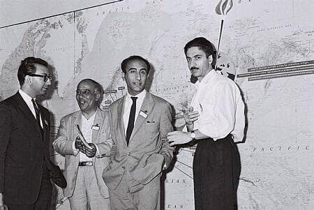 משלחת איראנית מתארחת במכון ויצמן ברחובות. המשלחת כללה 5 מדענים איראנים, בראשות פרופ' עלי אזאד, רקטור אוניברסיטת טהראן. הם היו חלק ממאמץ איראני להעמיק את קשריה המדעיים עם ישראל, שנחשבה כבר אז למדינה פורצת דרך במדע ובחקלאות.  מהבחינה הדיפלומטית, המציאות המתועדת משקפת את שיא היחסים בין ישראל לאיראן בעידן השאה הפרסי טרום המהפכה, כולל שיתופי פעולה בתחומים אזרחיים ומדעיים, 1960