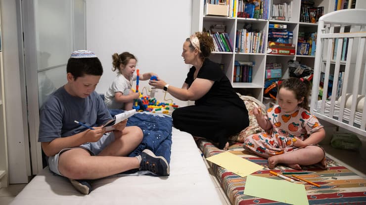 צופיה סולומונט והילדים. הבעל הוקפץ לסבב רביעי של מילואים. (צילום: אלכס קולומויסקי) צופיה סולומונט