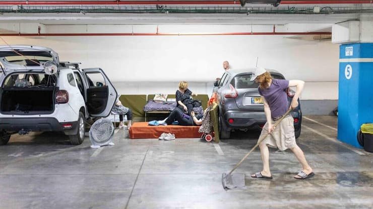 תושבי ראשון לציון משתמשים בחניון התת קרקעי של העירייה כמרחב מוגן (צילום: טל שחר ) תושבי ראשון לציון משתמשים בחניון התת קרקעי של העירייה כמרחב מוגן