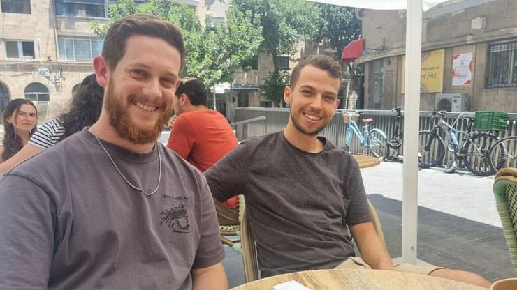 החברים שי ודוד שותים בקפה בירושלים