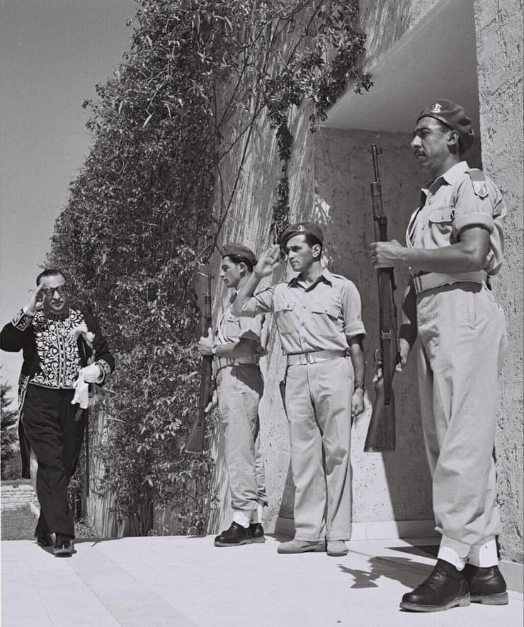 ציר איראן בישראל, רזא סאפיניה, מגיע לבית הנשיא חיים ויצמן ברחובות ביום העצמאות, 1950