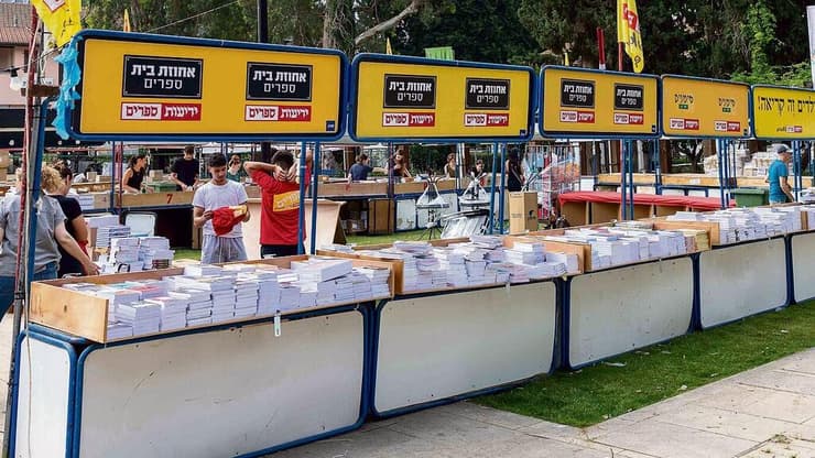 שבוע הספר (צילום: טל שחר) הקמת דוכני שבוע הספר בשבוע שעבר
