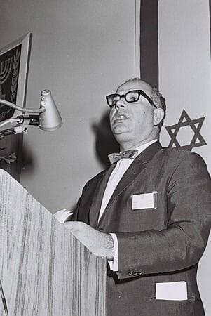 חביב אלקניאן נציג הקונגרס היהודי העולמי באיראן ויושב ראש הקהילה היהודית באיראן במהלך שנות ה-60 וה-70,  נואם בפני ועידת מנהיגי הארגונים היהודיים בירושלים.  אלקניאן היה בין הראשונים שהוצאו להורג ע"י משטר חומייני מיד לאחר המהפכה ב-1979 באשמת ריגול לטובת ישראל, 1969