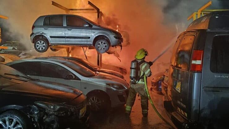 שריפת רכבים בשל פגיעה ישירה של טיל ששוגר מאיראן בלוד