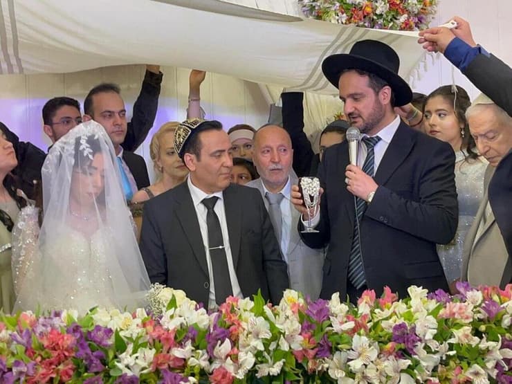 הרב יהודה גראמי (עם המיקרופון) בחתונה באיראן, בימים שקטים יותר