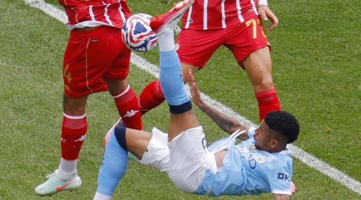 סאביניו מנסה לכבוש במספרת (רויטרס) סאביניו מנסה לכבוש במספרת