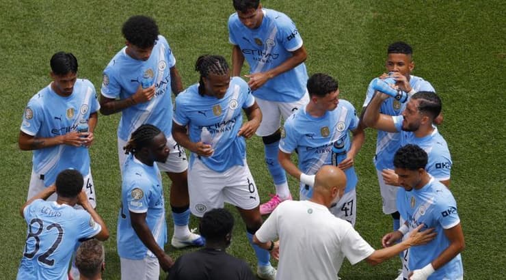 פפ גווארדיולה מתדרך את שחקניו (רויטרס) פפ גווארדיולה מתדרך את שחקניו