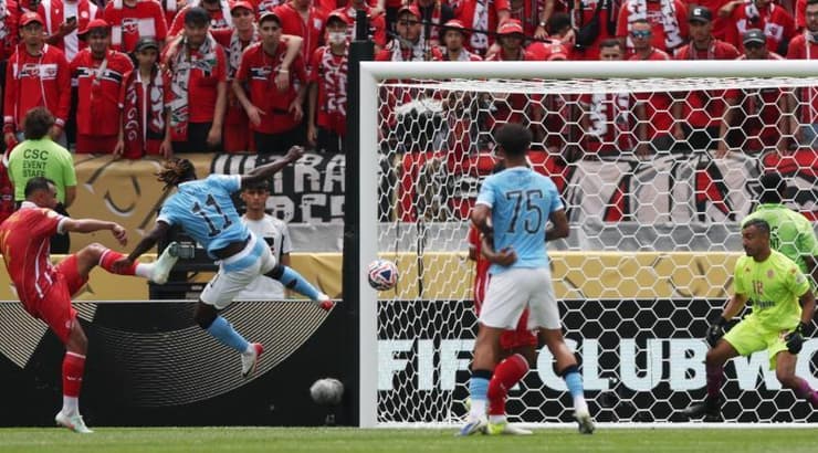 ז'רמי דוקו כובש באקרובטיות (רויטרס) ז'רמי דוקו כובש באקרובטיות