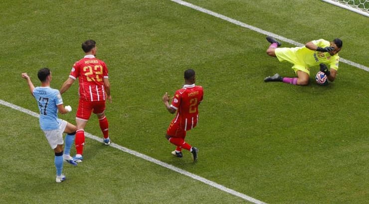 אל מהדי בנעביד עוצר את הבעיטה של פיל פודן (רויטרס) אל מהדי בנעביד עוצר את הבעיטה של פיל פודן