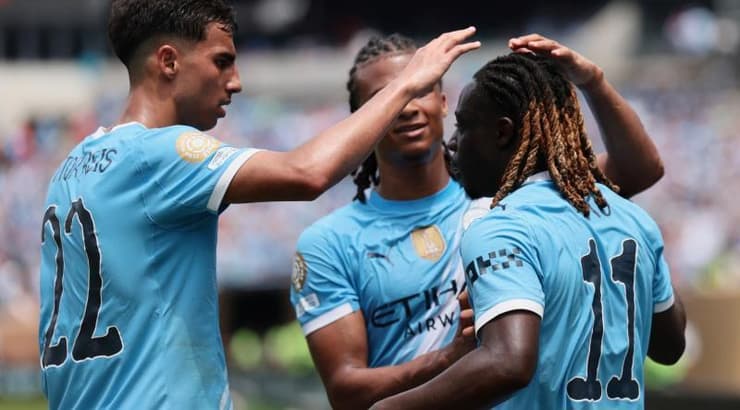 טייאני ריינדרס וניית'ן אקה מברכים את ז'רמי דוקו (רויטרס) טייאני ריינדרס וניית'ן אקה מברכים את ז'רמי דוקו