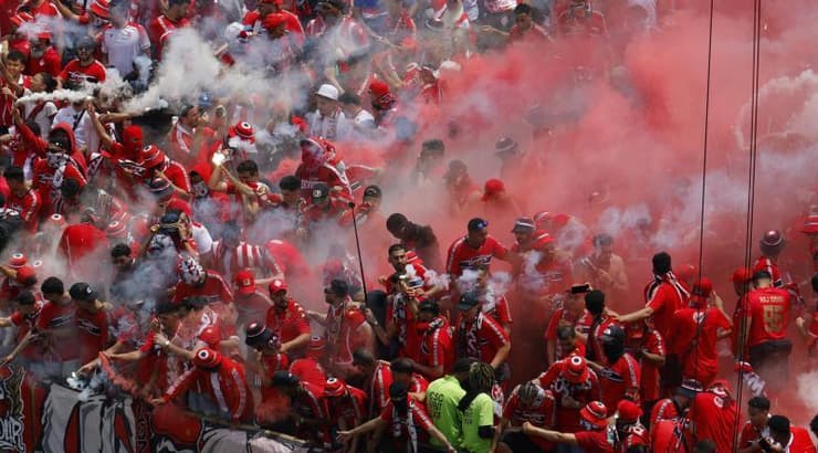 אוהדי וידאד קזבלנקה חוגגים עם אבוקות (רויטרס) אוהדי וידאד קזבלנקה חוגגים עם אבוקות