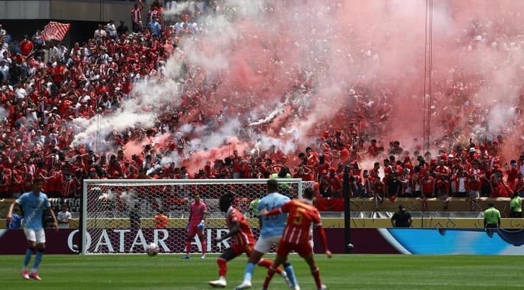 המשחק נמשך על רקע האבוקות (רויטרס) המשחק נמשך על רקע האבוקות