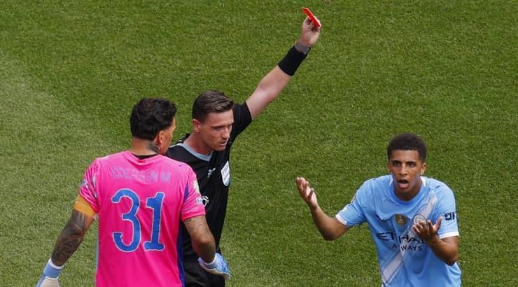 ריקו לואיס רואה את הכרטיס האדום (רויטרס) ריקו לואיס רואה את הכרטיס האדום