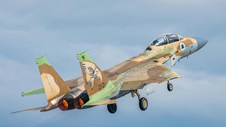 תיעוד מהמראות מטוסי קרב לתקיפות בטהרן