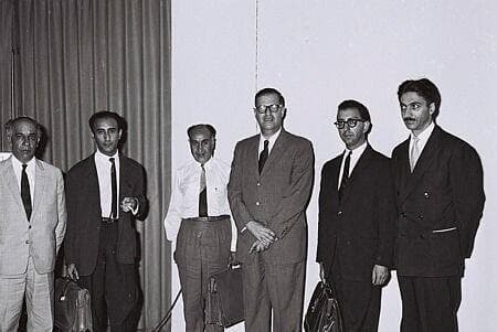 שר החינוך אבא אבן, מברך את משלחת המדענים האיראנית בכנס למדע במכון ויצמן ברחובות, 1960