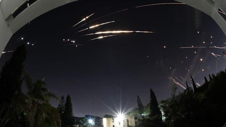 שובלי הטילים האיראניים ויירוטים בשמי אזור השרון 