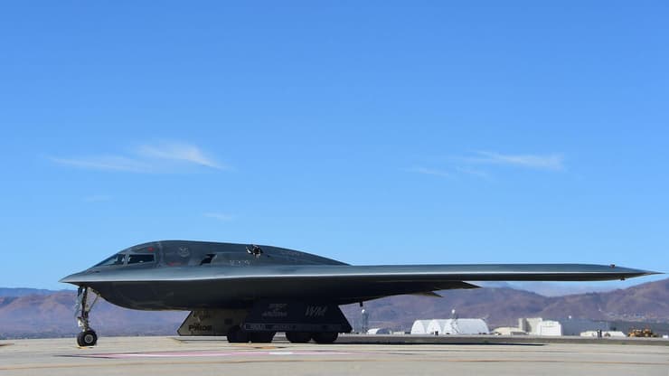 חמקן B-2 - היחיד שיכול לשאת את "מפצחת הבונקרים". ארכיון (צילום: Frederic J. BROWN / AFP) B-2