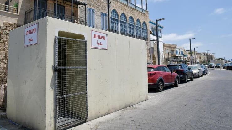 מיגונית פתוחה בעכו. ננעלה כדי שתושבים לא ייכנסו בזמן ירי מאיראן: "לא תחליף למיגון תקני" (צילום: נחום סגל) מיגוניות בעיר העתיקה, עכו שפקע"ר סגרו כדי שתושבים לא ייכנסו אליהן