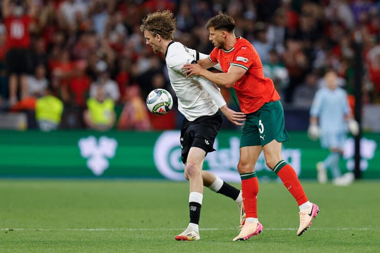 רגע שיא אחרי רגע שיא. וולטמאדה שומר על הכדור מול רובן דיאס בבכורה בנבחרת הבוגרת (צילום: Christian Hofer/Getty Images) וולטמאדה שומר על הכדור מול רובן דיאס בבכורה בנבחרת הבוגרת