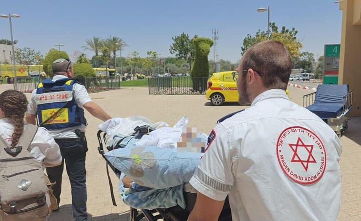 הפינוי מבית החולים סורוקה (צילום: דוברות מד"א) פינוי חולים מבית החולים סורוקה