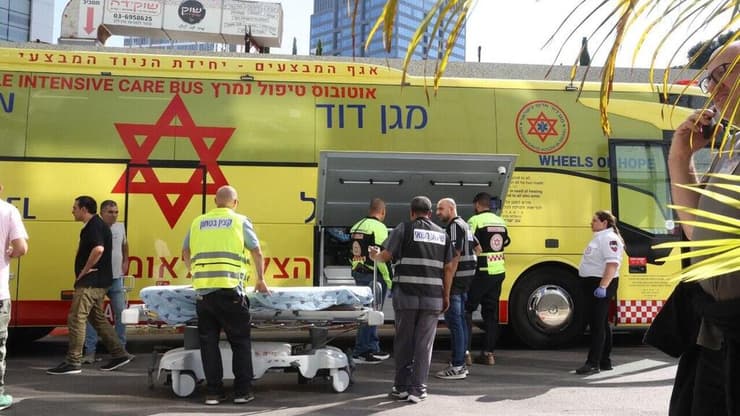 מד"א העמיד לטובת המבצע אוטובוסים לטיפול נמרץ (צילום: מירי גטניו, דוברות איכילוב) חולים מבית החולים סורוקה שנפגע הועברו לבית החולים איכילוב