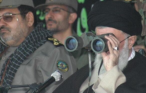 ארכיון המנהיג העליון של איראן עלי חמינאי 20904 במפגן צבאי