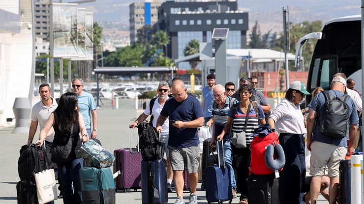 נוסים קפריסין מחכים לעשות לספינה