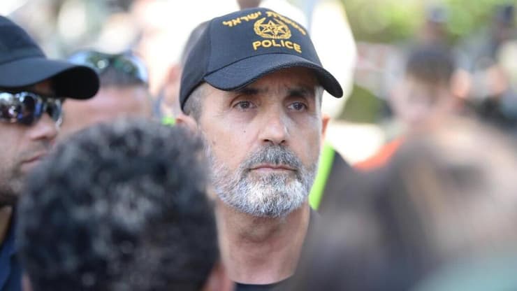 המשטרה מבקרים את החלטתו. המפכ"ל לוי (צילום: קובי קואנקס) המפכ"ל, דניאל לוי, בזירת הפגיעה בחולון