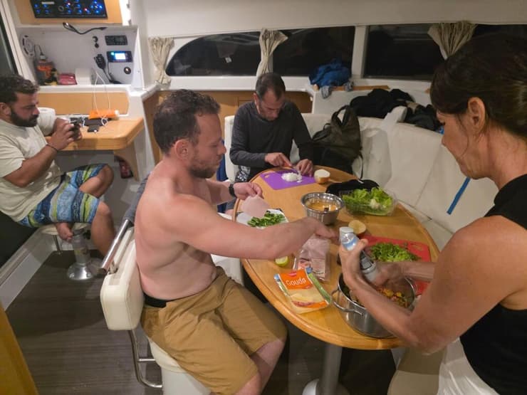 מכינים ארוחה בלב ים