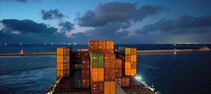 "ראיתי את כוחה של הרוח האנושית ברגעים מורכבים". צילום מאוניית המשא של צים שהביאה עשרות רופאים לחוף מבטחים (צילום: אלבום פרטי) אביגדור שפיצר הגיע עם משט חילוץ הרופאים