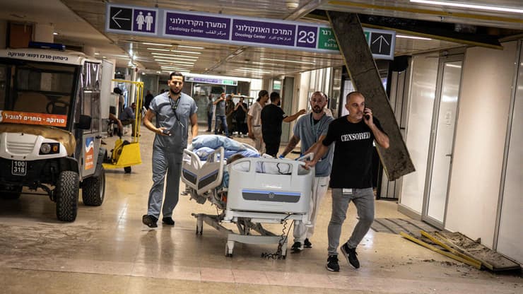 מאות חולים פונו (צילום: OHN WESSELS / AFP) זירת הנפילה בבאר שבע