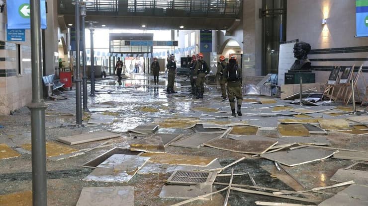 "הפעילות תתחדש רק לאחר אישור בטיחות מלא" (צילום: אלכס קולומויסקי ) זירת הפגיעה בסורוקה בבאר שבע