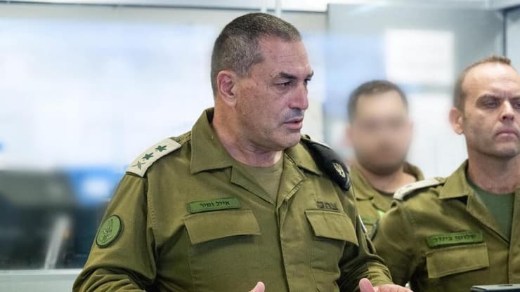 הרמטכ"ל זמיר מגבה: "מגנה כל פגיעה בחיילים" (צילום: דובר צה"ל) הרמטכ"ל אייל זמיר ביקר בחטיבת המחקר