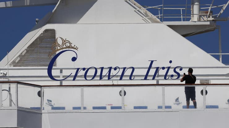 נוסים קפריסין מחכים לעשות לספינה