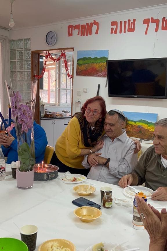 כהן ופורמנסקי ב"בית החם" ברעננה. "היא לא ויתרה עליי גם כשאני ויתרתי על עצמי" (צילום: באדיבות עמותת "משפחה אחת") יוסף כהן ונאוה פורמנסקי