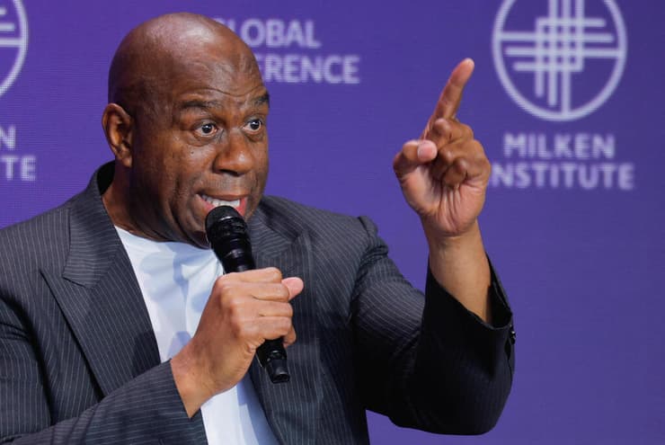 שותף ותומך נלהב. מג'יק (צילום: REUTERS/Mike Blake) מג'יק ג'ונסון