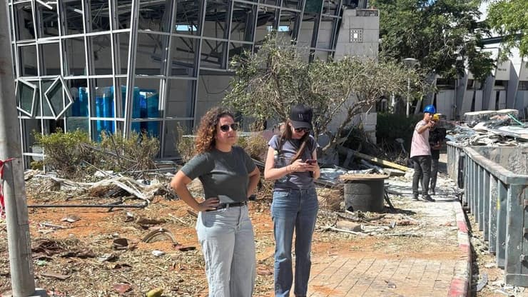 "רואים אנשים שקמו מתוך ההריסות" (צילום: מאיר תורג'מן) מכון ויצמן לאחר שנפגע מהמטח האיראני